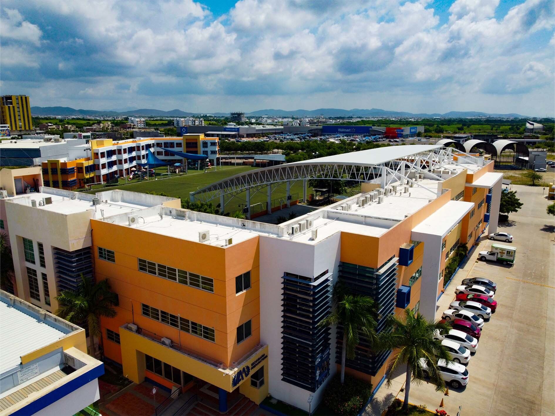 Vista aérea de las instalaciones del Instituto Anglo Moderno en Mazatlán